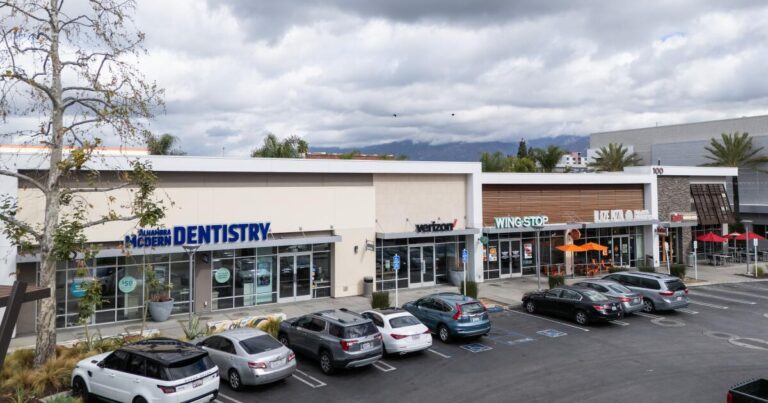 urlhttps3A2F2Fcalifornia times brightspot.s3.amazonaws.com2Ffc2F192F7ffcf9944d6d86c2500e3e7dcea92F1497260 fi dentists move to malls 03 mjc