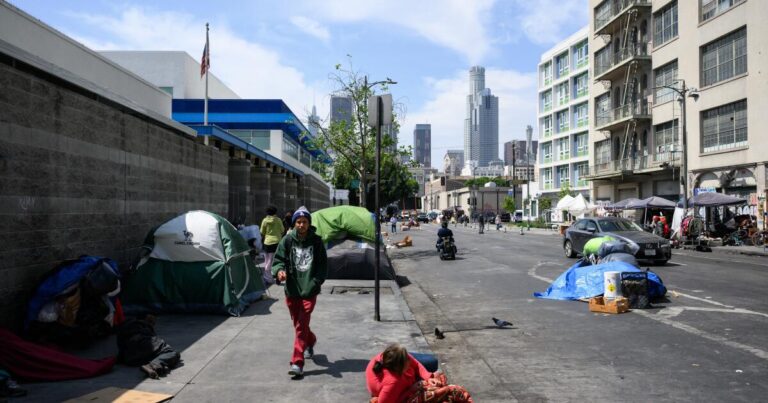 urlhttps3A2F2Fcalifornia times brightspot.s3.amazonaws.com2F152F142F1f7ac0504c509e442e0f1c9f8b9e2F1502211 me homeless service workers24 wl