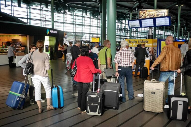 Amsterdam Airport Schiphol 14889412113 1 e1671574359888